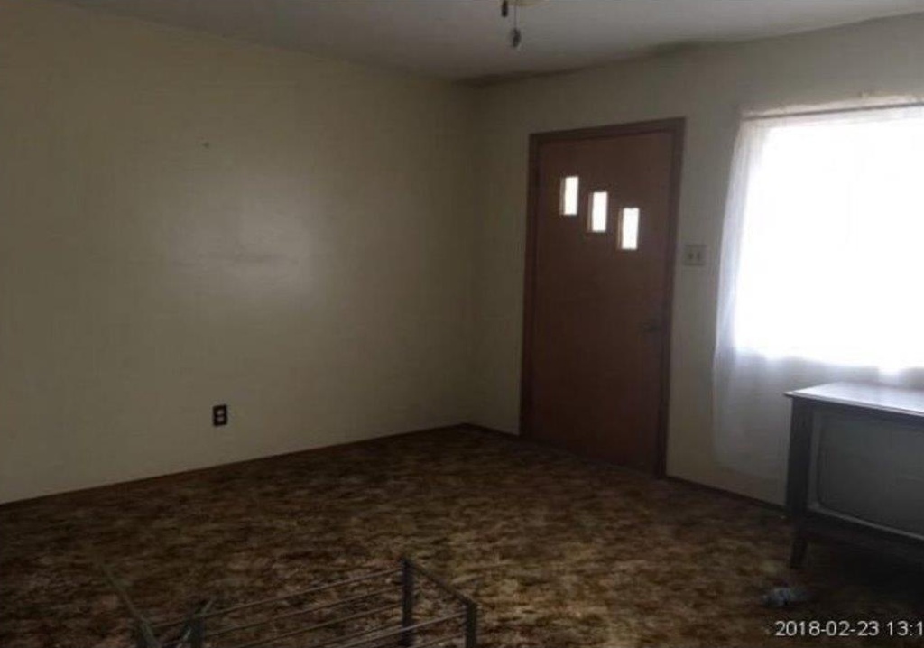 jeffrey living room before.jpg